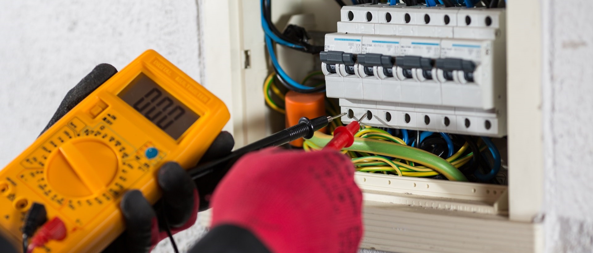 Electricians UB11